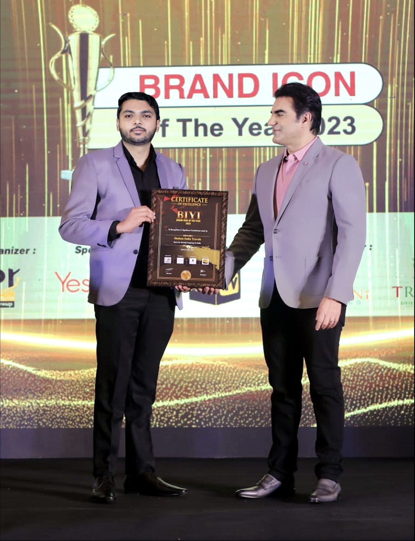 Nikhil Gill receiving the Brand Icon of the Year 2023 award for Shalom India Travels