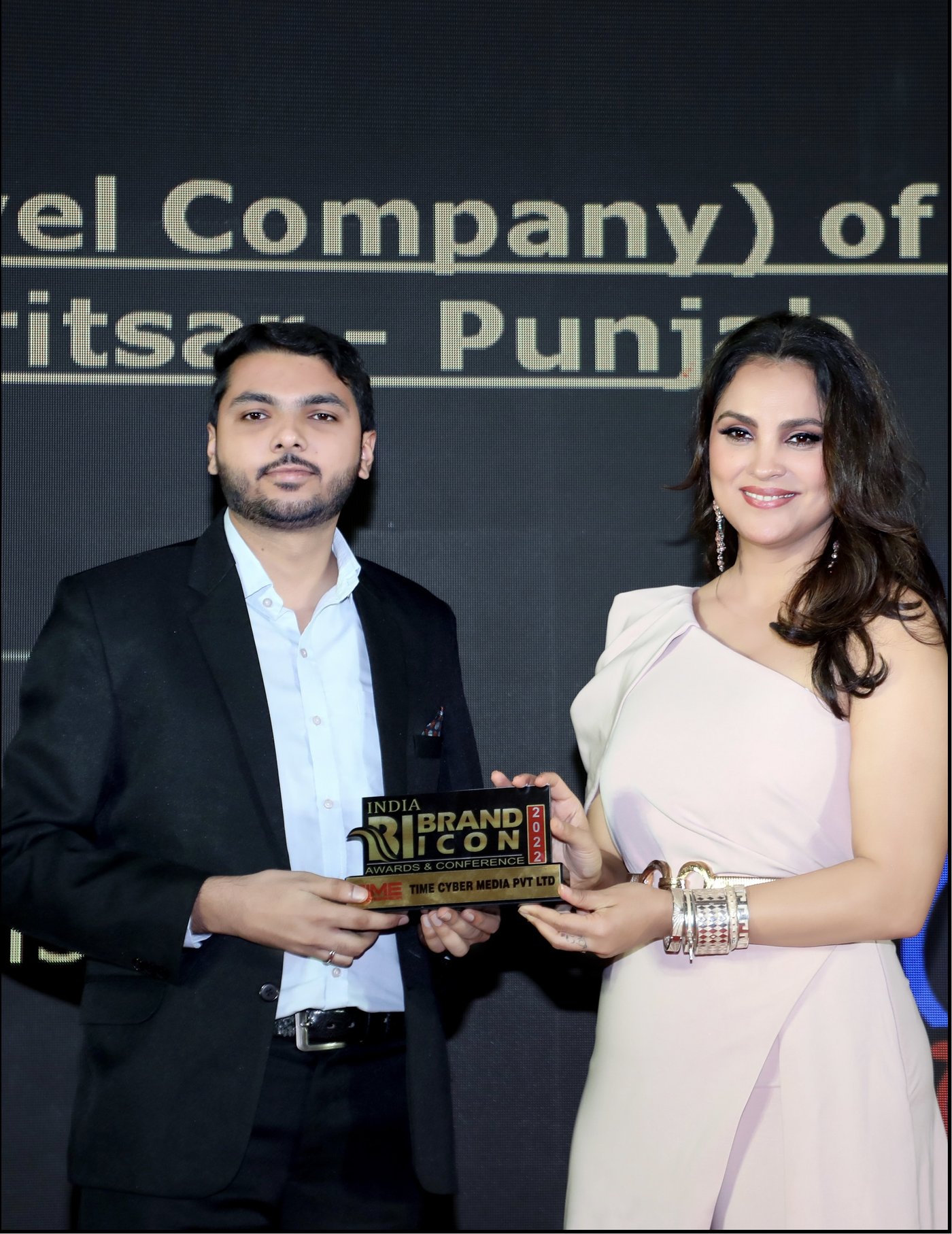 Nikhil Gill receiving the India Brand Icon Award 2022